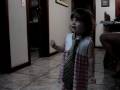 Gabi andando com o tênis do tio Má