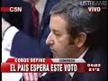 Momento historico!!El vicepresidente Julio Cobos se distanció del Gobierno de Cristina Kirchner y votó en contra del proyecto de retenciones móviles, lo que lo ubica en una posición delicada dentro del oficialismo, pese que ratificó su deseo de continuar en su cargo.Ante una votación empatada en el recinto, todas las miradas cayeron sobre Cobos, quien finalmente definió el rechazo de la resolución 125 girada por la presidenta al Congreso para su ratificación, a pesar de las presiones del oficialismo que lo acusó de 