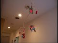 ふえっこモビール（横浜トリエンナーレ2008サポーターズニュース）サイトは下記。http://supporter.yokohamatriennale.org/yart/group/fuekkomobile横浜トリエンナーレ2008応援企画使用済ペットボトルというエコ廃材を材料にします。-----------------------「ふえっこモビール」は横浜トリエンナーレ2008第一期応援企画です。ふえっこモビール（横浜トリエンナーレ2008サポーターズニュース）サイトは下記。http://supporter.yokohamatriennale.org/yart/group/fuekkomobileTriennale of Contemporary Art 2008YOKOHAMA 2008★ モビールからエコ環境を考えよう ★その１／素材から考えよう★ペットボトルのリサイクル率は2008現在、約４％です。その２／バランスから考えよう★地球という器に限りがあるようにモビール全体の大きさが決められているとします。ぶら下げる素材がとても重いものなら、対になる素材は、バランスを取るために支点から遠ざけなければなりません。棒全体の長さの多くの割合を弧を描く半径に使うこととなります。（同じ重さなら棒の半分が弧）その分だけ空間を多く使用します。たくさんぶら下げようとすると動きを想定し効率よく３次元を利用しなければなりません。棒という素材選びにもたわみにくさ（剛性）と強さ（強度）を考えねばなりません。さあ、モビールを作って将来の地球バランスを考えて明るい未来を築きましょう！