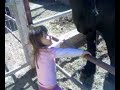 Candela haciendo amistades