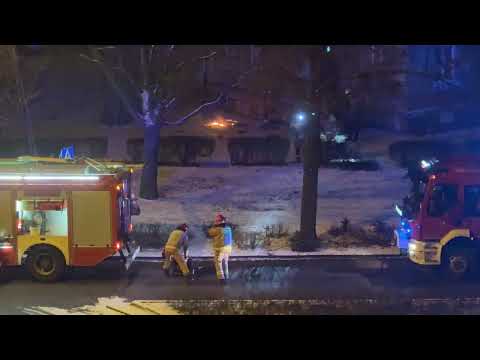 W sylwestrową noc ktoś podpalił wózek na klatce... :: reporter: Arek WojciechowskiLink do artykułu: https://elka.pl/content/view/128191/80/