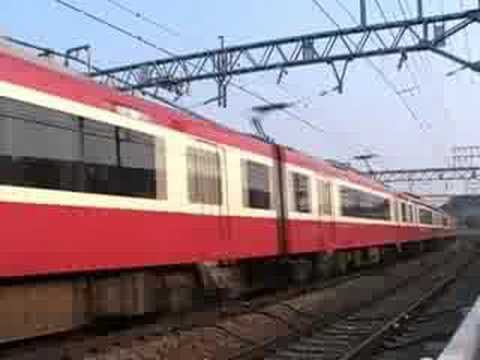 京急2100形2125編成と2100形2117編成通過