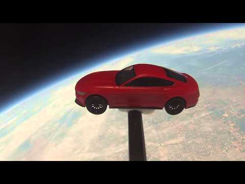 VIDEO: Por sus 50 años llevan un Mustang al espacio