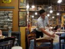 Bairaktaris - El barrio de Monastiraki es una de las zonas comerciales mas vibrante. Lugar tipico de Atenas. En la taberna que presentamos, destaca la decoración con fotos...