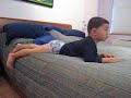 Nicolas y sebastian viendo television