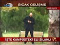 Akdeniz Üniversitesinde karşıt görüşlü öğrenciler arasında silahlı ve bıçaklı kavga çıktı.06 Nisan 2008 21:19Yazı boyutunu büyütmek için            Akdeniz Üniversitesi'nde kanlı kavgaAkdeniz Üniversitesi Yerleşkesi'nde Kredi ve Yurtlar Kurumuna bağlı yurtta, karşıt görüşlü öğrenciler arasında kavga çıktı.Silah bıçak ve sopaların da kullanıldığı kavgaya, öğrenci olmadıkları belirtilen bir grup da katıldı. Silah seslerininde duyulduğu çatışmada silah kullananlardan biri televizyon kameralarınca saniye saniye görüntülendi.KİMLİĞİ BELİRLENDİ7 kişinin yaralanmasına neden olan olaylar sırasında öğrencilere tabancayla ateş açan ve bu görüntüsü kameralara yansıyan zanlının kimliği belirlendi.Polis yetkilileri, öğrenci olmadığı anlaşılan ve kimliği açıklanmayan zanlının, daha önce de benzeri olaylara karıştığı yönünde bilgiler bulunduğunu söylediler.Kavga eden gruplar, Antalya Emniyet Müdürlüğü Çevik Kuvvet ekiplerinin müdahalesiyle dağıldı. Polis, yurt binasına giriş ve çıkışları yasakladı. Polisin müdahalesinin ardından kaçan grupta yaralılar olduğu belirtildi.SAĞLIK DURUMLARI İYİKavgada yaralanan Yakup Ş. ile Kaan K, Akdeniz Üniversitesi Hastanesine kaldırıldı. Bıçakla yaralandıkları öğrenilen Yakup Ş. ve Kaan K'nin sağlık durumunun iyi olduğu bildirildi.HASTANE ÖNÜNDE SLOGAN ATTILARÖte yandan, ellerinde sopalar bulunan 60-70 kişilik grup da hastaneye kaldırılan arkadaşlarını almak üzere Akdeniz Üniversitesi Hastanesi Acil Servisinin önünde toplanarak slogan attı.Çevik kuvvet ekipleri, Acil Servis önünde geniş güvenlik önlemi aldı.Grup üyeleri, daha sonra, slogan atarak Acil Servis'ten yerleşkedeki öğrenci yurduna kadar yürüdü.GÖZALTI SAYISI 34'E YÜKSELDİÖte yandan kavgada yaralandıktan sonra taburcu edilen öğrencilerin de aralarında bulunduğu gözaltına alınan kişilerin sayısının 34'e ulaştığı öğrenildi. Olaylar nedeniyle terörle mücadele ve çevik kuvvet şube müdürlüklerine bağlı çok sayıda polis ekibi, öğrenci yurdu ve yerleşkede geniş güvenlik önlemlerini sürdürüyor.
