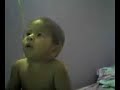 mi bebe viendo comiquitas