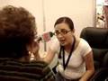 Señora discute, enojada, en la FIL