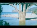 jijel est une pr�fecture alg�rienne, chef-lieu de la wilaya de jijel � l'est de la kabylie. sa population est estim�e � 106 003 habitants. elle est situ�e � environ 350 km � l'est d'alger. c'est un port sur la mer m�diterran�e, � l'extr�mit� est d'une c�te � falaises nomm�e la corniche djidjellienne. elle est adoss�e au massif montagneux de la petite kabylie.

son nom chez les ph�niciens �tait � igilgili �, ce qui donnera par la suite � igilgilis � puis � djidjel � et � djidjelli �. selon certaines version le nom originel de la ville vient du berb�re � ighil gili � qui signifie, la colline de l'exil ou encore � ighil ighil � qui voudrait dire de colline en colline.

ses habitants sont appel�s jijlis ou djidjeliens.
vers le xe si�cle avant l'�re chr�tienne, les ph�niciens, marins et marchands, en qu�te de bases pouvant offrir le maximum de s�curit� � leur commerce, s'installent � jijel o� ils fondent un comptoir.

au ve si�cle avant j.c. les romains occupent la petite cit� ph�nico-berb�re, qu'ils �lev�rent sous octave en 33, au rang de colonia romana, administr�e par un s�nat, � l'instar des villes romaines importantes.

arrivant des pays germaniques, les vandales travers�rent l'espagne et d�filent sur l'afrique du nord. ils d�truisent igigili en 429.

la ville de jijel est �rig�e en commune en 1860, et �lev�e au rang de chef-lieu de wilaya apr�s le d�coupage administratif de 1974.