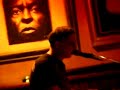 algo poco importante, si veníamos a tomar alguito nomás, como el whisky con campari y menta (un paquito?) que acabo de pedir antes del vino tinto, y resulta que la moza dice la banda no tiene nombre, hay una base de teclado, guitarra, bajo y batería, y músicos invitados especiales, Takamasa Segi en los vientos, Donato Espinoza en el charango, y en rato llega Hugo Fatorusso. Estuve un buen rato buscando debajo de la mesa la mandíbula caída por la sorpresa. ... 