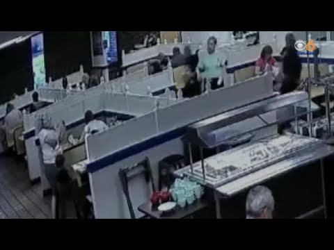 Δραματική διάσωση βρέφους από αστυνομικό