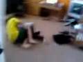videos de Little brother getting caught dancing to thriller, hillarous