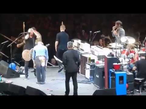 roth - The Foo Fighters with David Lee Roth playing Van Halen's Panama and Ain't Talkin 'bout Love at Dave Grohl's Birthday Club Show at the Forum in Los Angeles 1/...
