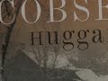 roy jacobsens roman huggarna �r en ber�ttelse om humanitet, om den lilla m�nniskans storhet och om det enkla livet. n�r vinterkriget bryter ut 1939, �r suomussalmi en liten finsk stad, d�r byf�nen timmo f�rs�rjer sig p� att hugga ved. n�r ryska trupper n�rmar sig, ska staden evakueras men timmo v�grar att flytta p� sig. hans kunskaper om vedhuggning och �verlevnad i str�ng kyla kommer v�l till pass, n�r de ryska trupperna kommer dit.

de ryska vedhuggarna �r tv�ngsuttagna, icke vapenf�ra m�n, som har sv�rt att klara av uppgiften. timmo blir till en ledargestalt f�r dem, en som har f�rm�ga att ingjuta livsmod och hopp. kylan och kriget g�r att han beh�ver all t�nkbar uppfinningsf�rm�ga f�r att r�dda livet p� sig sj�lv och p� de ryska vedhuggarna. n�r de finska trupperna kommer tillbaka, blir timmos agerande ifr�gasatt men hans tidigare rykte som byf�ne klarar honom fr�n krigsr�tt.

jacobsen �r en mycket s�ker stilist som dessutom har en fin k�nsla f�r beskrivande detaljer. han beh�ller hela tiden en �msint f�rst�else f�r de m�nniskor han skriver om. solidaritet och medm�nsklig k�rlek �r viktiga motiv f�r honom, oavsett om det sedan handlar om ryssar, finnar eller norrm�n. han lyckas �n en g�ng h�ja blicken �ver det begr�nsat personliga och individuella, s� att vi f�r fri sikt �ver det som djupas r�r m�nniskorna. �ven om timmo �r en aning bakom fl�tet, �r han en stark personlighet och en �verlevare. huggarna �r en m�rk och allvarlig roman men inte alls utan hopp och med en st�mning som �r mera vemodig �n dyster. den inger f�rtr�stan tack vare en sj�lvklar moral, d�r m�nniskornas hj�rtan �r mycket viktigare �n kriget och strategin.
thomas almqvist, bibliotekarie
