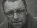 roy jacobsens roman huggarna �r en ber�ttelse om humanitet, om den lilla m�nniskans storhet och om det enkla livet. n�r vinterkriget bryter ut 1939, �r suomussalmi en liten finsk stad, d�r byf�nen timmo f�rs�rjer sig p� att hugga ved. n�r ryska trupper n�rmar sig, ska staden evakueras men timmo v�grar att flytta p� sig. hans kunskaper om vedhuggning och �verlevnad i str�ng kyla kommer v�l till pass, n�r de ryska trupperna kommer dit.

de ryska vedhuggarna �r tv�ngsuttagna, icke vapenf�ra m�n, som har sv�rt att klara av uppgiften. timmo blir till en ledargestalt f�r dem, en som har f�rm�ga att ingjuta livsmod och hopp. kylan och kriget g�r att han beh�ver all t�nkbar uppfinningsf�rm�ga f�r att r�dda livet p� sig sj�lv och p� de ryska vedhuggarna. n�r de finska trupperna kommer tillbaka, blir timmos agerande ifr�gasatt men hans tidigare rykte som byf�ne klarar honom fr�n krigsr�tt.

jacobsen �r en mycket s�ker stilist som dessutom har en fin k�nsla f�r beskrivande detaljer. han beh�ller hela tiden en �msint f�rst�else f�r de m�nniskor han skriver om. solidaritet och medm�nsklig k�rlek �r viktiga motiv f�r honom, oavsett om det sedan handlar om ryssar, finnar eller norrm�n. han lyckas �n en g�ng h�ja blicken �ver det begr�nsat personliga och individuella, s� att vi f�r fri sikt �ver det som djupas r�r m�nniskorna. �ven om timmo �r en aning bakom fl�tet, �r han en stark personlighet och en �verlevare. huggarna �r en m�rk och allvarlig roman men inte alls utan hopp och med en st�mning som �r mera vemodig �n dyster. den inger f�rtr�stan tack vare en sj�lvklar moral, d�r m�nniskornas hj�rtan �r mycket viktigare �n kriget och strategin.
thomas almqvist, bibliotekarie
