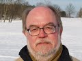 roy jacobsens roman huggarna �r en ber�ttelse om humanitet, om den lilla m�nniskans storhet och om det enkla livet. n�r vinterkriget bryter ut 1939, �r suomussalmi en liten finsk stad, d�r byf�nen timmo f�rs�rjer sig p� att hugga ved. n�r ryska trupper n�rmar sig, ska staden evakueras men timmo v�grar att flytta p� sig. hans kunskaper om vedhuggning och �verlevnad i str�ng kyla kommer v�l till pass, n�r de ryska trupperna kommer dit.

de ryska vedhuggarna �r tv�ngsuttagna, icke vapenf�ra m�n, som har sv�rt att klara av uppgiften. timmo blir till en ledargestalt f�r dem, en som har f�rm�ga att ingjuta livsmod och hopp. kylan och kriget g�r att han beh�ver all t�nkbar uppfinningsf�rm�ga f�r att r�dda livet p� sig sj�lv och p� de ryska vedhuggarna. n�r de finska trupperna kommer tillbaka, blir timmos agerande ifr�gasatt men hans tidigare rykte som byf�ne klarar honom fr�n krigsr�tt.

jacobsen �r en mycket s�ker stilist som dessutom har en fin k�nsla f�r beskrivande detaljer. han beh�ller hela tiden en �msint f�rst�else f�r de m�nniskor han skriver om. solidaritet och medm�nsklig k�rlek �r viktiga motiv f�r honom, oavsett om det sedan handlar om ryssar, finnar eller norrm�n. han lyckas �n en g�ng h�ja blicken �ver det begr�nsat personliga och individuella, s� att vi f�r fri sikt �ver det som djupas r�r m�nniskorna. �ven om timmo �r en aning bakom fl�tet, �r han en stark personlighet och en �verlevare. huggarna �r en m�rk och allvarlig roman men inte alls utan hopp och med en st�mning som �r mera vemodig �n dyster. den inger f�rtr�stan tack vare en sj�lvklar moral, d�r m�nniskornas hj�rtan �r mycket viktigare �n kriget och strategin.
thomas almqvist, bibliotekarie