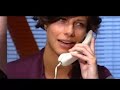 nacho vigalondo le explica a cristina teva (cinexpr�s, canal+) el juego para internet que ha dise�ado para promocionar su �pera prima. adem�s, se prest� a rodar una espectacular entrada en nuestro edificio, gan�ndole tiempo al tiempo.