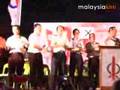 Jeff Ooi singing infront of 30,000