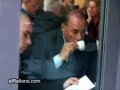Berlusconi se saca un moco disimuladamente