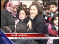 İsrail, Gazze Şeridi'nde katliam işledi
    * Babacan'dan IKT'ye acil toplantı çağrısı
    * Erdoğan'dan Moon'a İsrail uyarısı
    * Haniye, İsrail'e meydan okudu
    * Gazze için Taksim'e /Fotogaleri
    * ABD, İsrail vahşetine yine arka çıktı
    * Köşk'ten İsrail vahşetine kınama
    * Gazze'de ölü sayısı 200'ü geçti
    * Deniz Fenerinden Gazzeye acil yardım
    * İsrail: Tüm güvenlik tesisleri imha edildi
    * İsrail ordusundan 'katliam' açıklaması
    * Mahmud Abbas saldırıları kınadı!
    * Bomba yağan Gazze'den ilk görüntüler
    * İsrail Gazze'ye girmeye hazırlanıyor
    * Hamas polis şefi Tevfik Cabir öldürüldü
    * İsrail, Gazze Şeridi'nde katliam işledi

İsrial Gazze'deki sivil yerleşim olmak üzere bir çok yeri vurdu... Gelen bilgilere göre çok sayıda kişinin öldüğü yaralandığı öğrenildi...
27 Aralık 2008 12:40

İsrail hava kuvvetlerinin Gazze'ye hava saldırısı düzenlediği bildirildi. Jetlerden fırlatılan yaklaşık 30 kadar füze ağır kayba yol açtı. Saldırıda Gazze kenti limanına yakın yerde bulunan Hamas'a ait binaların ağır hasar gördüğü kaydedildi.

İsrail, bür süredir abluka altına aldığı Gazze'yi bombalamaya başladı. Bir saat önce başlayan saldırıda, İsrail okul saati olmasına rağmen sivil yerleşim yerlerine bomba yağdırıyor.

HEM DENİZDEN HEM DE KARADAN VURUYOR

24 TV'ye telefonla bağlanan Dr. Muin Naim Gazze şeridinde yaşanan vahşeti canlı olarak anlattı. Naim, Gazze'nin yerle bir edildiğini ve en az 120 ölünün olduğunu, çöken binalar alttında da çok sayıda ölü ve yaralının bulunduğunu söyledi. Dr. Naim saldırıyı şöyle anlattı: 
