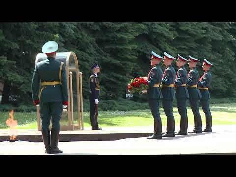 Igor Dodon laid flowers at Tomb of Unknown Soldier in Alexander Garden, Moscow
