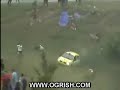 Atropelamento no semáforo -- garoto distraído Atropelamento no semáforo -- garoto distraído