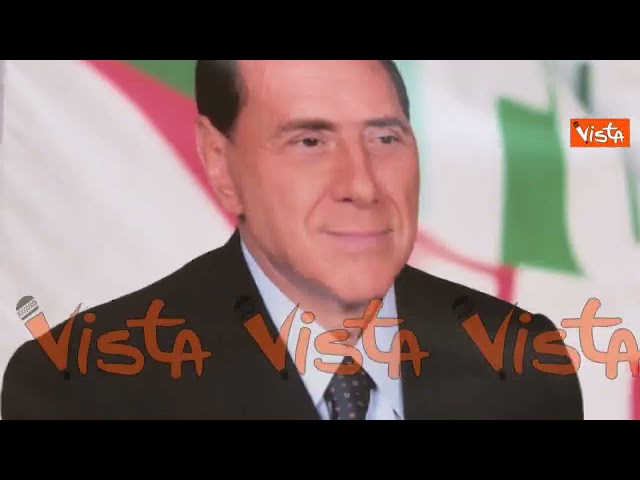 Sì a Riforma giustizia, flashmob Forza Italia con gigantografia Silvio Berlusconi a Piazza Navona