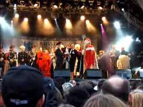 Ded Moroz gives present to Ken ...