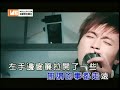 小宇宙词曲：吴青峰演唱：苏打绿左手边有个年轻人插队看一眼看一眼眼神充满不屑电扶梯一对情侣相依偎你看我我看你挡在走道左边右手边一个妇人丢纸屑走向前走向前好像没有不对公车站车门停在我面前挤向前挤向前把我挤回路边卖衣服的店员态度就好像我花钱我花钱只是买她臭脸不太熟的朋友靠近我身边他的嘴他的脸充满世故气味为何这城市为所欲为我只要只属于我的宇宙给自己一些从来没有过的宁静快乐季节已老去的岁月化成蝴蝶都飞翔在我的房间向时间交换来的新语言和心上的山水说声谢谢面对着那些不美的世界都不想不去挂念左手边车水马龙吐着烟压过线闯过街直到我看不见右手边充满暴躁的情节一支笔一条线通通划下句点啊......回到我的世界啊......无谓的事都走远左手边窗帘拉开了一些我的房间我的身边多了一些光线一瞬间瞳孔缩小了一些我的房间我的身边充满鲜艳蓝天右手边音乐放大了一些我的房间我的身边多了一些气味一瞬间心门拉开了一些我的房间我的身边充满想像空间给自己一些从来没有过的宁静快乐季节已老去的岁月化成蝴蝶都飞翔在我的房间向时间交换来的新语言和心上的山水说声谢谢面对着那些不美的世界都不想不去挂念啦...啦... 啦...... 啦...啦... 啦...... 啦...啦... 啦...... 啦...啦... 啦...... 啦...啦... 啦...... 啦...啦... 啦...... 啦...啦... 啦......