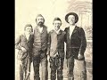 Tsen Brider (Les Dix Frères), chanson populaire yiddish, composée probablement en Russie à la fin du 19ème siècle.Interprétée par André Heller.Mon point de vue sur cette chanson, sur mon blogue : http://lalongue-vue.m6blog.fr/archive/2008/11/04/tsen-brider-les-dix-freres-ou-le-compte-a-rebours-de-la-mise.htmlTsen BriderTsen brider zenen mir gevezn,Hobn mir gehandlt mit layn,Ayner iz fun undz geshtorbn,Zenen mir geblibn nayn.Nayn brider zenen mir gevezn,Hobn mir gehandlt mit frakht,Ayner iz fun undz geshtorbn,Zenen mir geblibn akht.Refrain : Shmerl mitn fidele,  Terye mitn bas,Shpilt-zhe mir a lidele, oyfn mitn gas !Yoy, yoy, yoy...Shpilt-zhe mir a lidele oyfn mitn gas !Akht brider zenen mir gevezn,Hobn mir gehandlt mit ribn,Ayner iz  fun undz geshtorbn,Zenen mir geblibn zibn.Zibn brider zenen mir gevezn,Hobn mir gehandlt mit gebeks,Ayner iz fun undz geshtorbn,Zenen mir geblibn nur nokh zeks.Shpil, Shmerl...Zeks brider zenen mir gevezn,Hobn mir gehandlt mit shtrimpf,Ayner iz fun undz geshtorbn,Zenen mir geblibn finf.Finf brider zenen mir gevezn,Hobn mir gehandlt mit bir,Ayner iz fun undz geshtorbn,Zenen mir geblibn fir.Oy ! Shmerl... Fir brider zenen mir gevezn,Hobn mir gehandlt mit blay,Ayner iz fun undz geshtorbn,Zenen mir geblibn dray.Dray brider zenen mir gevezn,Hobn mir gehandelet mit tay,Ayner iz fun undz geshtorbn,Zenen mir geblibn tsvey.Shmerl mitn fidele...Tsvey brider zenen mir gevezn,Hobn mir gehandlt mit bayner,Ayner iz  fun undz geshtorbn,Bin ikh mir geblibn nur nokh ayn.Ayn bruder bin ikh mir geblibn,Hob ikh mir gehandlt mit lisht.Shterbn mus ikh yedn tog,Vayl tsu lebn hob ikh nisht.Terye, shpil, shpil fir mish...******Les Dix Frères (traduction française par Tapioca)Dix frères nous étions,Marchands de draps de notre état,L'un de nous vint à mourir,Nous n'étions plus que neuf.Neuf frères nous étions,Charretiers de notre état,L'un de nous vint à mourir,Nous n'étions plus que huit.Refrain : Shmerl au violon, Terye à la contrebasse,Jouez-moi un petit air, au beau milieu de la rue !Yoï, yoï; yoï...Jouez-moi un petit air, au beau milieu de la rue !Huit frères nous étions,Marchands de navets de notre état,L'un de nous vint à mourir,Nous n'étions plus que sept.Sept fères nous étions,Marchands de biscuits de notre état,L'un de nous vint à mourir,Nous n'étions plus que six.Au refrain :Jouez, Shmerl...Six frères nous érions,Marchands de bas de notre état,L'un de nous vint à mourir,Nous n'étions plus que cinq.Cinq frères nous étions,Marchands de bière de notre état,L'un de nous vint à mourir,Nous n'étions plus que quatre.Au refrain :Oy, Schmerl ...Quatre frères nous étions,Ferrailleurs de notre état,L'un de nous vint à mourir,Nous n'étions plus que trois.Trois frères nous étions,Marchands de thé de notre état,L'un de nous vint à mourir,Nous n'étions plus que deux.Au refrain :Shmerl au violon...Deux frères nous étions,Marchands de carcasses de notre état,L'un de nous vint à mourir,Plus que moi, je suis resté le seul.Unique frère je suis resté,Marchand de chandelles de mon état,Chaque jour il me faut mourir,Car de quoi vivre je n'ai plus rien.Au refrain :Shmerl, Terye, jouez pour moi...