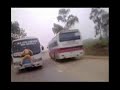 Policía tratando de parar autobús colgado en parabrisas