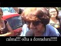 Perdendo a dentadura ao vivo.