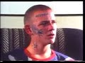 Joven skinhead orgulloso de sus tatuajes Joven skinhead orgulloso de sus tatuajes