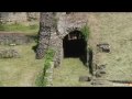 ( http://www.youtube.com/volterratelevision go to channel)
fatto edificare in et� augustea dalla famiglia caecina, sfruttando il declino del colle al teatro vi si accedeva dalla zona del foro (chiesa di s. michele 