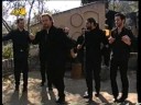 O Giorgos Fragakis kai oi Diktaioi Kastrinoi xoreuoun syrto sto sirial  \"Agapis Maxairia\".