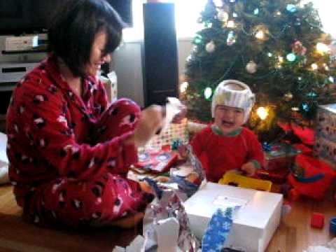 Holiday Birth first steps of a child's life, from hysterical laughter to tear the wrapping paper