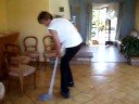 Lolo fait le m�nage apres une f�te ! mdr