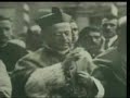 immagini rare della vita di achille ratti, arcivescovo per 6 mesi, divenuto papa con il nome di pio xi.
nato a desio nel 1857 e proveniente da umile famiglia, dopo aver compiuto gli studi sacerdotali, achille ratti divenne prefetto della biblioteca ambrosiana (1907-1911), poi della vaticana (1914-1918); in seguito ebbe incarichi diplomatici nei territori dei crollati imperi centrali, in particolare per contribuire alla riunificazione della polonia. dal 1921, achille ratti, inizia la sua esperienza milanese come arcivescovo di milano, divenendo poi cardinale e papa (1922-1939). il suo pontificato fu caratterizzato da alcuni eventi di notevole spessore: ad esempio in quegli stessi anni furono firmati i patti lateranensi, fra il regno d'italia e il vaticano. nonostante la fugacit� della parentesi milanese di pio xi, durata solo pochi mesi, la diocesi ambrosiana conserva intatti alcuni segni della sua presenza. salendo lo scalone d'onore ed entrando nella sala riunioni del primo piano della curia arcivescovile, non si pu� fare a meno di notare una poltrona in velluto rosso sulla quale troneggia uno stemma con il relativo motto episcopale 