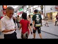 Viendo gente pasar en Kumamoto (J-87) Viendo gente pasar en Kumamoto (J-87)