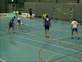 De heren van Gemini hebben zaterdagavond, tegen het in de middenmoot verkerende Hellas 2, geen punten kunnen pakken. Gemini moest aantreden zonder de geblesseerde Pim Vogels,  de door griep gevelde Peter Thijssen en ook was routinier Marcel Potjer afwezig. De gehele wedstrijd hebben de twee teams elkaar niet veel ontlopen, het maximale verschil bedroeg 4 doelpunten. Gemini stond na een goed begin alleen met rust (12-13) een doelpunt voor, de voorsprong was echter de rest van de wedstrijd voor Hellas. In de tweede helft leek Gemini steeds achter de feiten aan te lopen en mocht in de slot minuten hopen op een gelijkspel. Deze hoop werd echter door Sander van der Staay te niet gedaan, door in de laatste vier seconden van de wedstrijd, een vrije bal via het Zoetermeerse blok, in het doel te gooien. En bepaalde daarmee de eindstand in Haags voordeel (26-25).Volgende week zal het Zoetermeerse team moeten aantreden tegen het Schiedamse Ventura, de ploeg die Gemini enkele maanden geleden thuis op een gelijkspel hield. Hopelijk zal een compleet team dit keer in de Oosterpoort wel het verschil weten te maken. Doelpuntenmakers aan Zoetermeerse zijde:Marco Opdam (8), Lennard Eussen (6), Patrick Opdam (4), Alex van Oosterzee (3), Jesper de Zoete (2), Wesley Wiegerinck(2).