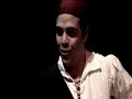 video grabado en un teatro desierto, un piano solitario sin pianista , un torero sin plaza...