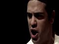 video grabado en un teatro desierto, un piano solitario sin pianista , un torero sin plaza...