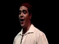 video grabado en un teatro desierto, un piano solitario sin pianista , un torero sin plaza...