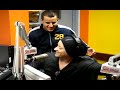 recibe beso de Peka en La Perrera de Salsoul