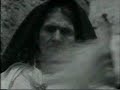 il filmato presenta immagini di repertorio della sardegna degli anni '30 e '50, tratte dall'archivio storico dell'istituto luce. il documento propone uno spaccato della vita quotidiana e festiva della sardegna della prima met� del xx secolo, gli antichi mestieri, le feste e le cerimonie. la colonna sonora, composta appositamente per sonos 'e memoria, si propone come rielaborazione delle forme musicali pi� caratteristiche della tradizione sarda.

autore: cabiddu gianfranco
regia: cabiddu gianfranco
musiche: cabiddu carlo (violoncello), di castri furio (contrabbasso), fresu paolo (direzione musicale), fresu paolo (tromba), lai luigi (launeddas), ledda elena (voce), palmas mauro (mandola), puddu susanna (organizzazione musicale), salis antonello (fisarmonica), sanesi federico (percussioni)