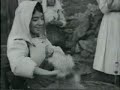 il filmato presenta immagini di repertorio della sardegna degli anni '30 e '50, tratte dall'archivio storico dell'istituto luce. il documento propone uno spaccato della vita quotidiana e festiva della sardegna della prima met� del xx secolo, gli antichi mestieri, le feste e le cerimonie. la colonna sonora, composta appositamente per sonos 'e memoria, si propone come rielaborazione delle forme musicali pi� caratteristiche della tradizione sarda.

autore: cabiddu gianfranco
regia: cabiddu gianfranco
musiche: cabiddu carlo (violoncello), di castri furio (contrabbasso), fresu paolo (direzione musicale), fresu paolo (tromba), lai luigi (launeddas), ledda elena (voce), palmas mauro (mandola), puddu susanna (organizzazione musicale), salis antonello (fisarmonica), sanesi federico (percussioni)
