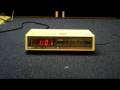 videos de 1980s Soundesign DIGITAL clock radio alarm and snooze operation