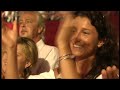 nik p. - gloria ii 2007
lebenslust und leidenschaft

sie tr�gt noch immer am liebsten jeans
und f�hrt noch immer dieses cabrio
und sie ist immer noch verdammt h�bsch anzuschaun
und sie tanzt noch immer gern zu elvis presley, beatles rock'n roll 

gloria, um dich zu kriegen und zu lieben
werd ich vor dir knien und dir meine liebe schenken f�r alle zeit
gloria, es brennt das feuer der begierde tief in meinem herz
gloria, was hab' ich schon riskiert, um dir zu imponier'n
doch steh ich pausenlos im regen neben dir
gloria, gib mir noch einmal nur den funken einer chance.

sie ist lebenslust und leidenschaft
braucht keinen krimsekt oder kaviar.
sie ist klug, sie ist toll und sch�n
sie ist die, die mich vom hocker haut
und sie braucht auch kein make-up f�r ihre haut.

gloria, um dich zu kriegen und zu lieben
werd ich vor dir knien und dir meine liebe schenken f�r alle zeit
gloria, es brennt das feuer der begierde tief in meinem herz
gloria, was hab' ich schon riskiert, um dir zu imponier'n
doch steh ich pausenlos im regen neben dir
gloria, gib mir noch einmal nur den funken einer chance.

gloria

gloria

gloria, 
was hab' ich schon riskiert, um dir zu imponier'n
doch steh ich pausenlos im regen neben dir
gloria, gib mir noch einmal nur den funken einer chance.

gloria