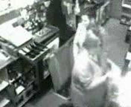 Gordita se cae al sótano por accidente