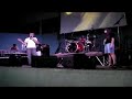 chris duran cantando a m�sica sonhos, junto com aline novaes em santana de cataguases. evento realizado pela igreja metodista wesleyana.